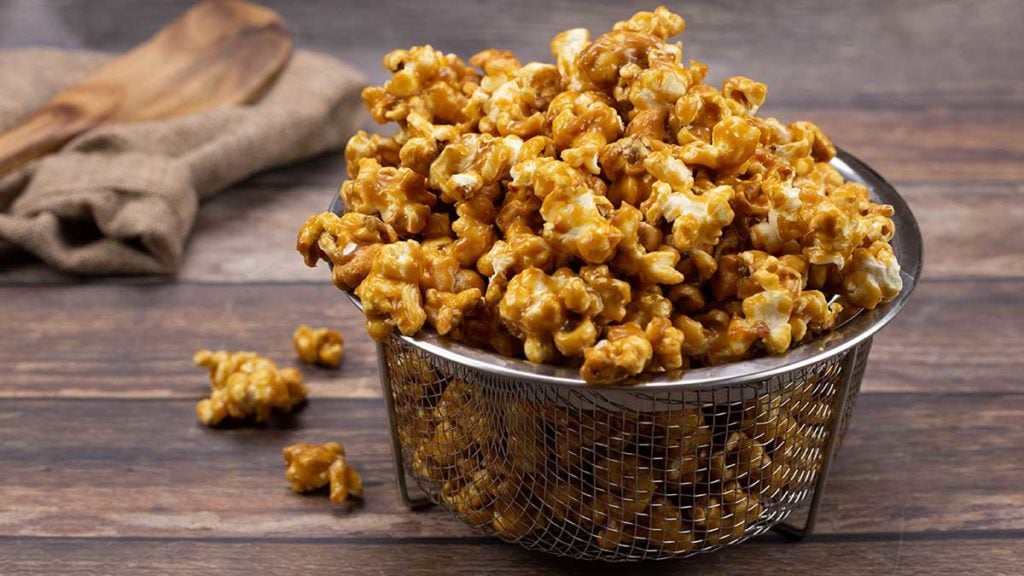 Caramel popcorn in a wire bowl