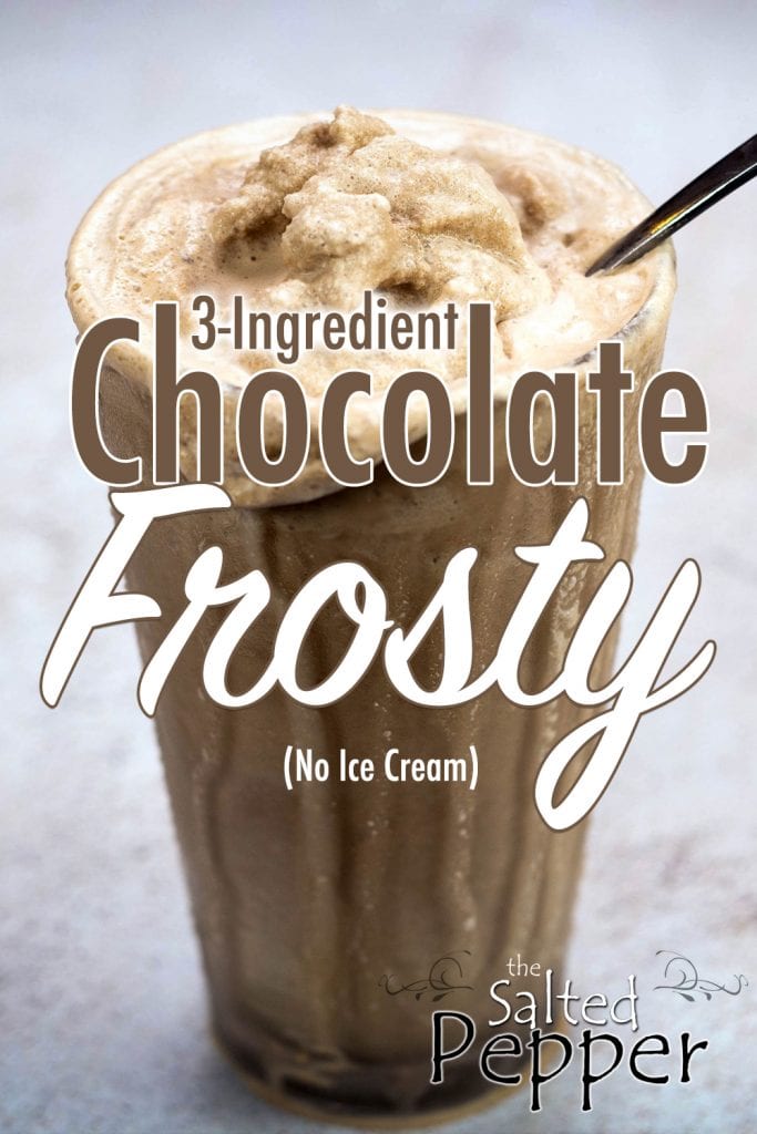 Ein halbes Glas mit Schokoladen-Frosty und einem Löffel
