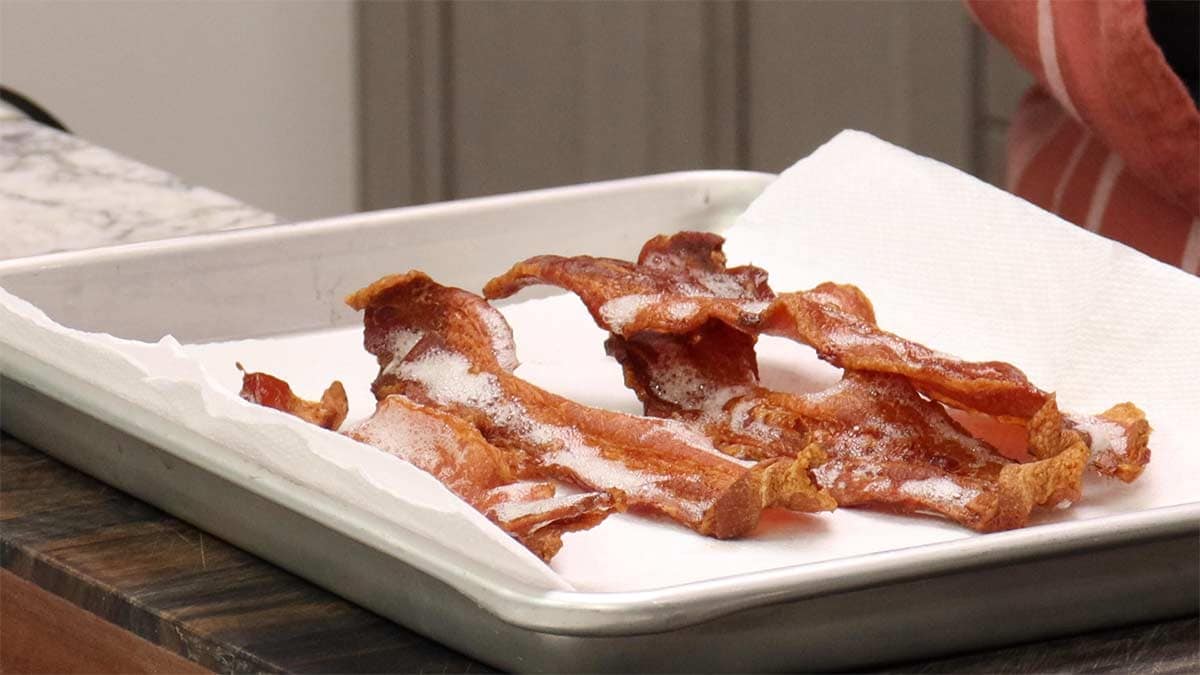 bacon cooked on paper towels.