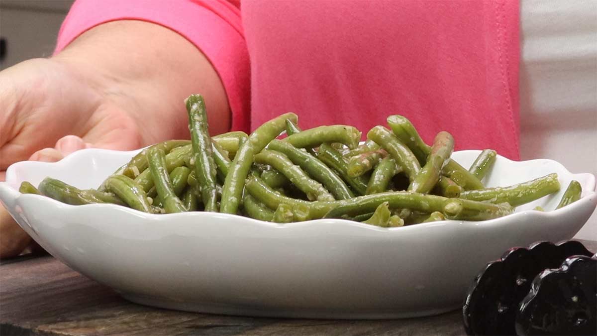 Finished green beans in a serving bowl. 