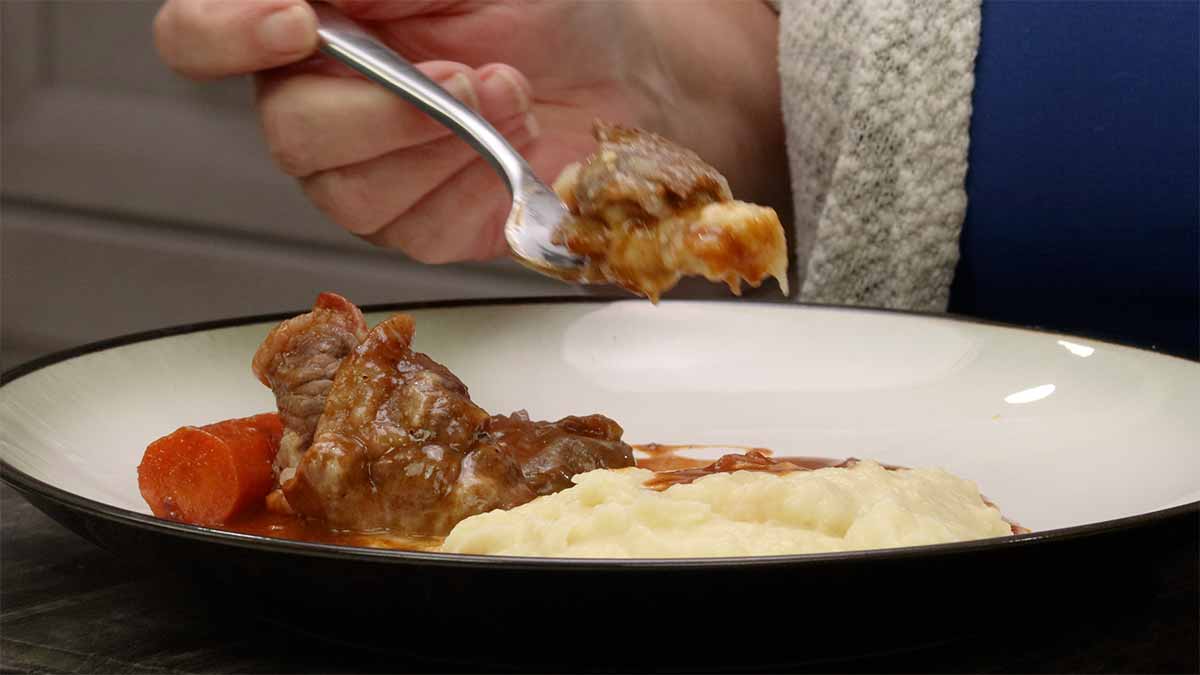 eating rouladen with a bite on the fork.